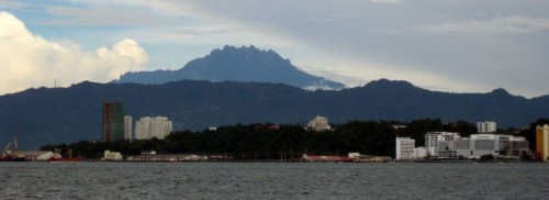 Mount Kinabalu hinter der Skyline von Kota Kinabalu