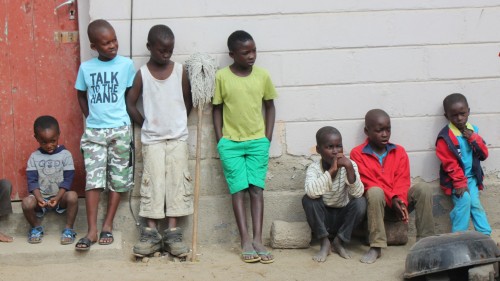 Jungs in einem Armenviertel in Swakopmund, Namibia